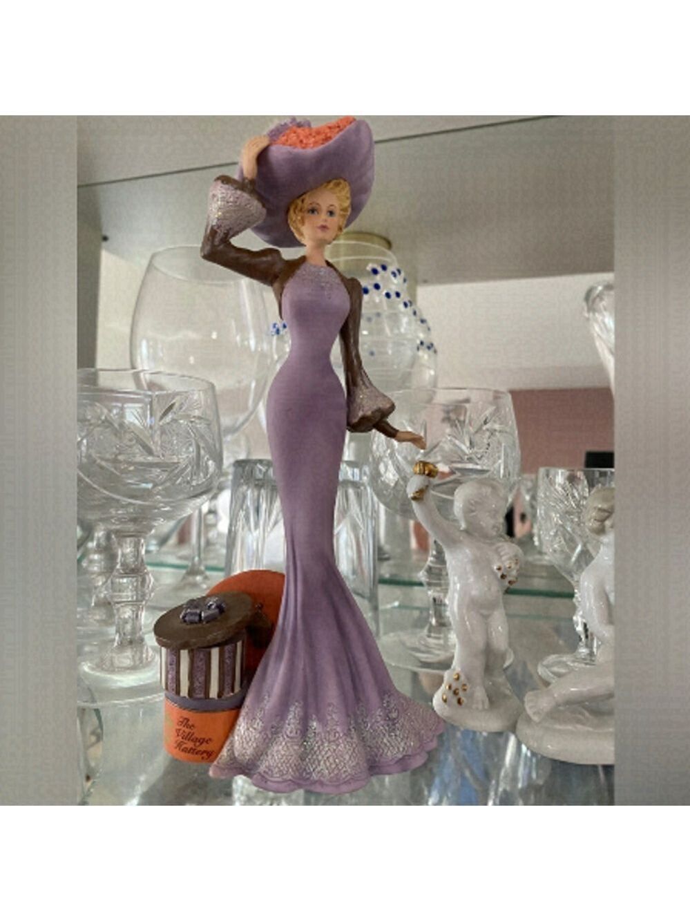 THOMAS Kinkade Ladies of Lamplighter Village
Figurine Collectable High fashion